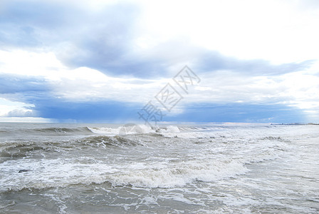 海浪再次笼罩在天上地平线泡沫泡沫状灰色白色海洋全景风暴蓝色巨浪图片