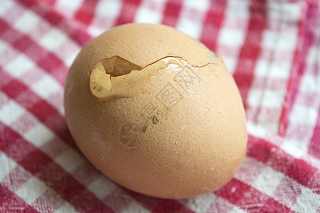 带破碎贝壳的新鲜鸡蛋粉碎蛋壳裂缝红色白色蛋白棕色图片