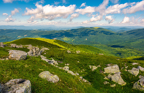 喀尔巴阡山脉绿色滚动山滚动山坡风景地面爬坡蓝色海拔天气土地远足图片