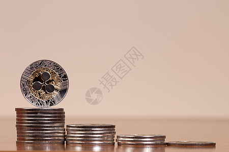几个对齐的波纹硬币金融货币商业桌子电子商务交换现金储蓄投资网络图片