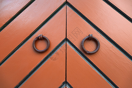 环形门敲门器门把手戒指阳光红色木头水平圆圈房子建筑黑色图片