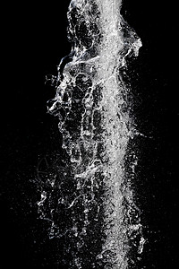 黑底的水喷洒黑色喷涂飞溅背景溪流液体海浪飞行喷射运动图片