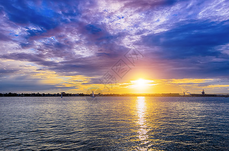 圣地亚哥日落反射紫色海滩戏剧性太阳波浪热带海浪天空墙纸图片