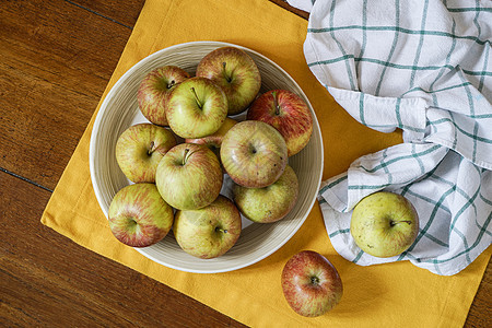 木制桌上的苹果果汁桌子农业食物木板乡村小吃木头营养饮食图片