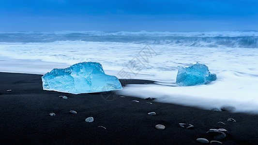 冰在冰岛Jokulsarlon冰川环礁湖附近的黑沙滩上水晶蓝色气候日落冰山冰川全景钻石旅行海洋图片