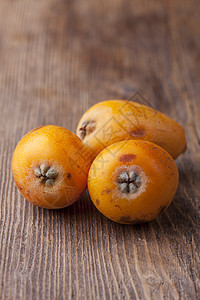 深色宇上的生枸杞子团体叶子饮食农业水果木头乡村橙子市场植物图片