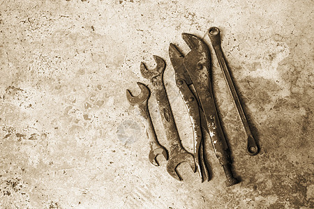 古老的生锈工具用品 放在地上的Sepia风格图片