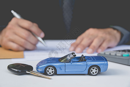 汽车保险和汽车服务概念 商业概念 汽车在代理人赔款玩具投资棕榈创造力信号车辆安全保修单图片