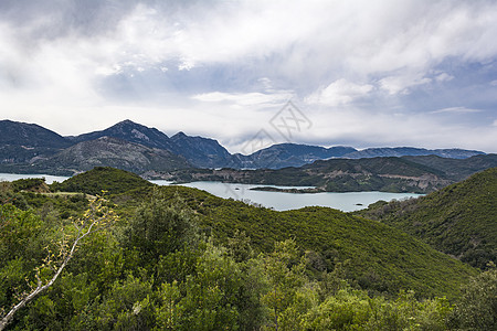 希腊Evrytania地区 克雷马斯塔湖天空岩石场景树木国家全景树叶蓝色吸引力季节图片