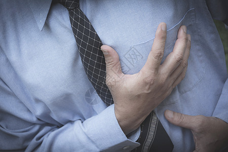有胸痛和心脏病发作的商务人士 手握着男性状况压力商业男人心绞痛伤害成人胸部疾病图片