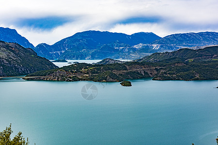希腊Evrytania地区 克雷马斯塔湖树木山脉丘陵季节蓝色森林国家农村天空场景图片