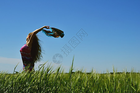 美丽的黑褐色女孩站在绿地上自由孩子粮食女性天空裙子乐趣成人小麦阳光图片