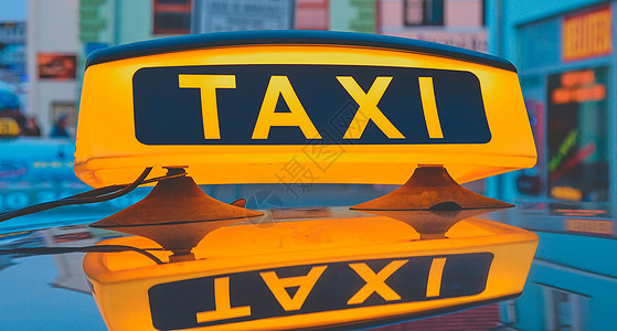 城市出租车车顶上的Lit Lit计程车牌冠军生活旅行旅游交通刻字街道字母运输适应症图片