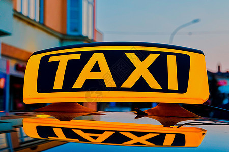 城市出租车车顶上的Lit Lit计程车牌反射字母旅行乘客旅游运输适应症民众服务冠军图片