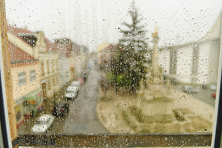 在下雨的一天 镇上透过窗户看望着图片