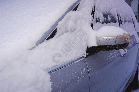 一辆被雪覆盖的汽车倒闭了风暴天气降雪季节温度旅行场景森林状况气候图片
