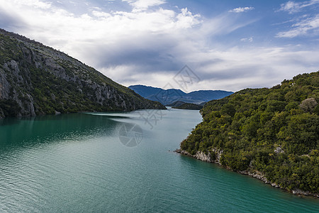 希腊Evrytania地区 克雷马斯塔湖季节吸引力国家蓝色树木天空农村森林岩石树叶图片