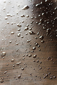 黑色背景上的水滴 宏观雨水飞沫天气反射气泡玻璃水分墙纸雨滴圆圈图片