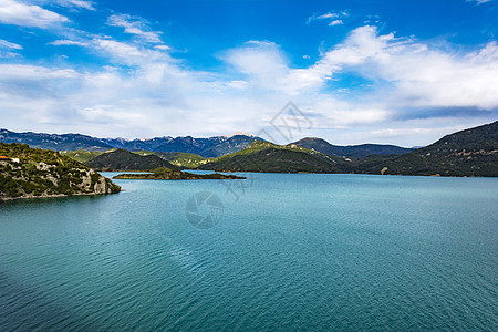 希腊Evrytania地区 克雷马斯塔湖丘陵天空场景森林国家树叶蓝色吸引力树木全景图片