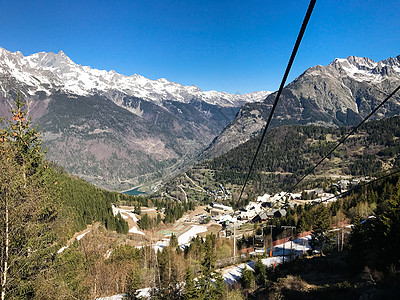 冬季阿尔卑斯山顶峰建筑高度蓝色小木屋旅行森林木头季节滑雪图片