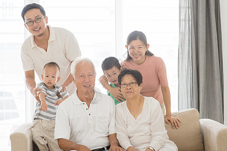亚洲几代多代人家庭肖像母亲沙发微笑孙辈祖母父亲女士祖父房子团体图片