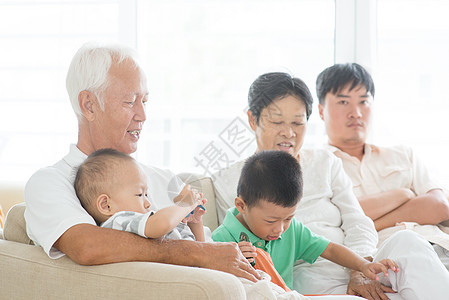 家里的亚洲家庭男人祖父女士祖父母快乐孩子父母老年质量祖母图片