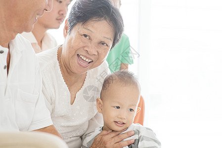 幸福的家庭坐在家里房子长老祖父母男人男生父母男性时间祖母质量图片