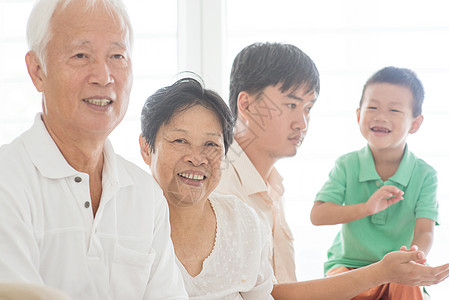 在家幸福的一家人孩子们男人女性时间祖父母老年团体儿子父亲快乐图片