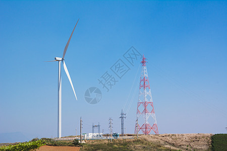 蓝色天空下的风力涡轮机 产生风力涡轮机植物场地力量太阳农场活力橙子技术农业风车图片