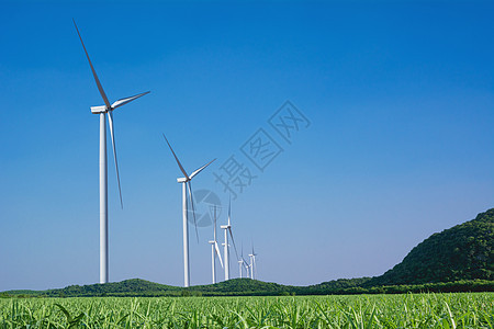 蓝色天空下的风力涡轮机 产生风力涡轮机活力发电机金属力量日落风车技术农业环境太阳图片