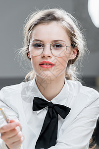美丽而成功的年轻女商务人士 戴眼镜 贴近图片