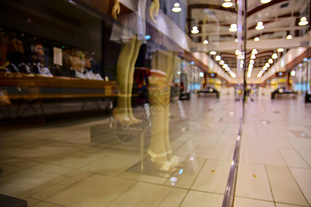 欧洲零售店的橱窗模糊 当地超市的走廊 散焦的背景 时尚服装零售店销售展示与女模特大车送货公司生产货物仓库产品购物材料商业图片