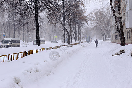 大都市的寒冬和寒冷城市汽车季节街道天气建筑学降雪交通运输木头图片