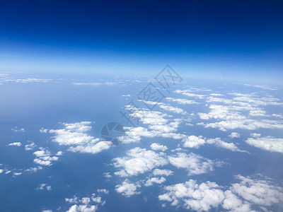 天空和云彩的顶端观视 从窗口飞机看 自然蓝色地平线晴天地毯多云窗户白色天线飞行天气图片