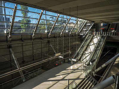 毕尔巴鄂 巴斯克地区 西班牙 2017 年 10 月 8 日 车站和进入毕尔巴鄂地铁旅游铁路火车平台玻璃民众商业反射假期速度图片