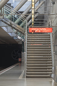 毕尔巴鄂 巴斯克地区 西班牙 2017 年 10 月 8 日 车站和进入毕尔巴鄂地铁旅游玻璃航班建筑学旅行民众火车建筑商业速度图片