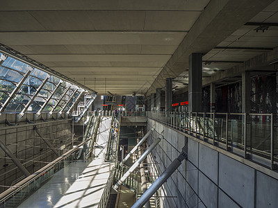毕尔巴鄂 巴斯克地区 西班牙 2017 年 10 月 8 日 车站和进入毕尔巴鄂地铁建筑学技术反射旅游民众运输火车商业游客航班图片