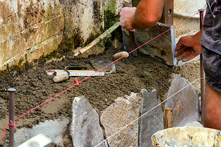 工匠加工石板花园锤子石方园林瓷砖安装劳动者水泥贸易摄影图片