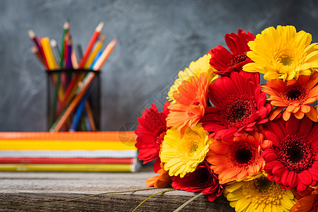 9月1日概念明信片 教师节 回学校或大学 用品 一堆Gerbera乐趣花瓶礼物世界刻字学生阅读花束展示雏菊图片
