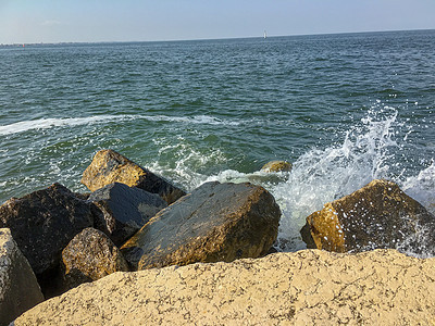 水在海滩的岩石上喷洒海浪天气风暴运动旅行热带自然力量气泡支撑图片