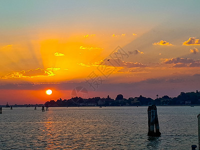 夏天日落在大海上假期季节晴天海浪地平线反射橙子天堂阳光日出图片