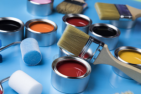 油漆笔刷 锡罐和彩色指导样品滚筒工作车轮维修家务家庭作业地面金属房子绘画图片
