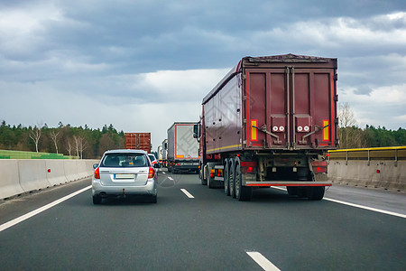 斯洛文尼亚Maribor和Ljubljana之间的A1公路交通场景技术沥青旅游丘陵山脉街道旅行车辆树木图片