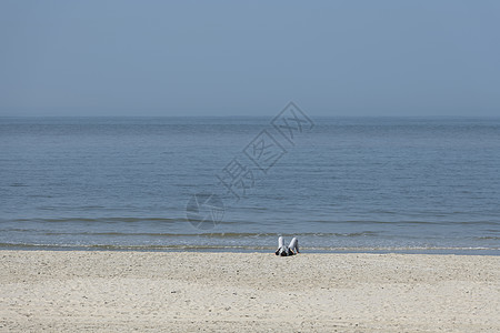 一个人在海滩上晒日光浴图片