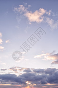 美丽的多云天空 在日出时间的五颜六色的天空 垂直图像图片
