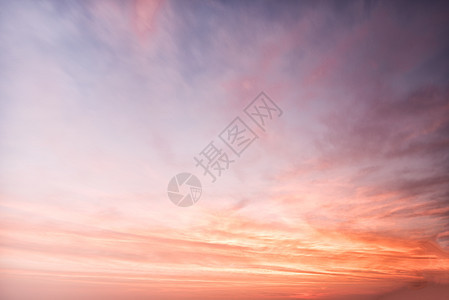美丽的多云天空 在日出时间的五颜六色的天空 火在 sk图片