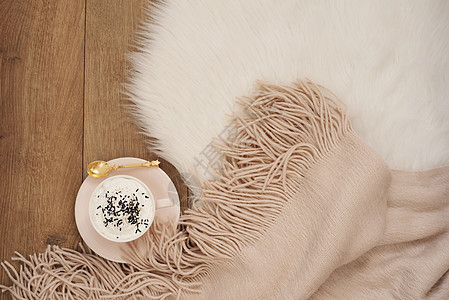 卡布奇诺和一条温暖的围巾 放在地板上的白毛地毯上食物照片库存假期饮料泡沫女士咖啡时间咖啡店图片
