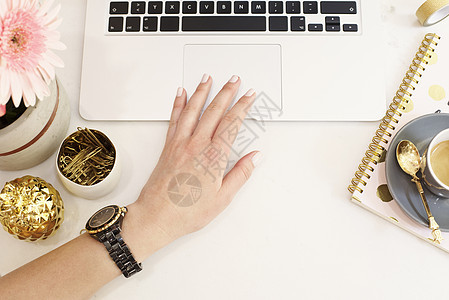 女性工作场所概念 用笔记本电脑 咖啡平板式的便衣风格博客平铺女士配件商业女孩花束小样杯子办公室图片