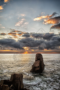 黎明之谜 保加利亚索佐波尔附近黑海沿岸的海上日出 黎明之谜 海和岩石 海景 黑暗戏剧性的云日落海岸线阳光假期旅行橙子海浪地平线蓝图片