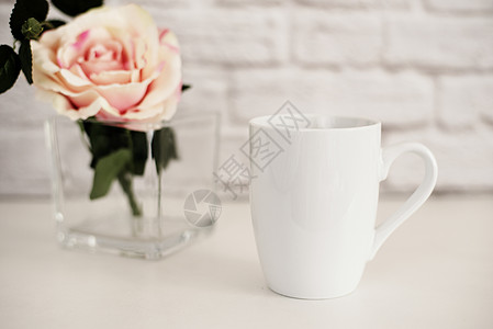 杯子样机 咖啡杯模板 咖啡杯印刷设计模板 白色杯子样机 空白的杯子 样机风格股票产品图像 风格图库摄影加奶咖啡杯和玫瑰花乡村饮料图片